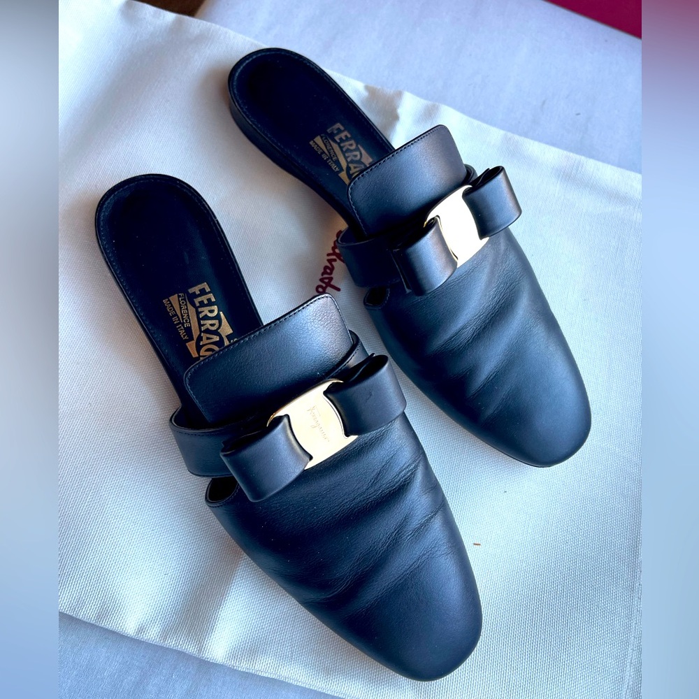 Ferragamo Mule
Size 8
Black